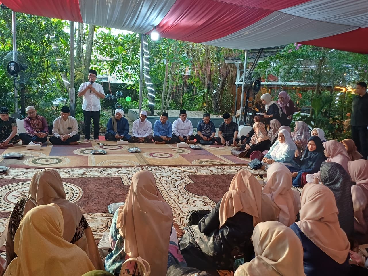 BUKA BERSAMA: Bupati Kubu Raya, Sujiwo memberikan sambutan menjelang buka puasa bersama jajaran pemerintah daerah, tokoh agama, dan pimpinan pondok pesantren di kediamannya di Kompleks Mediteranian 