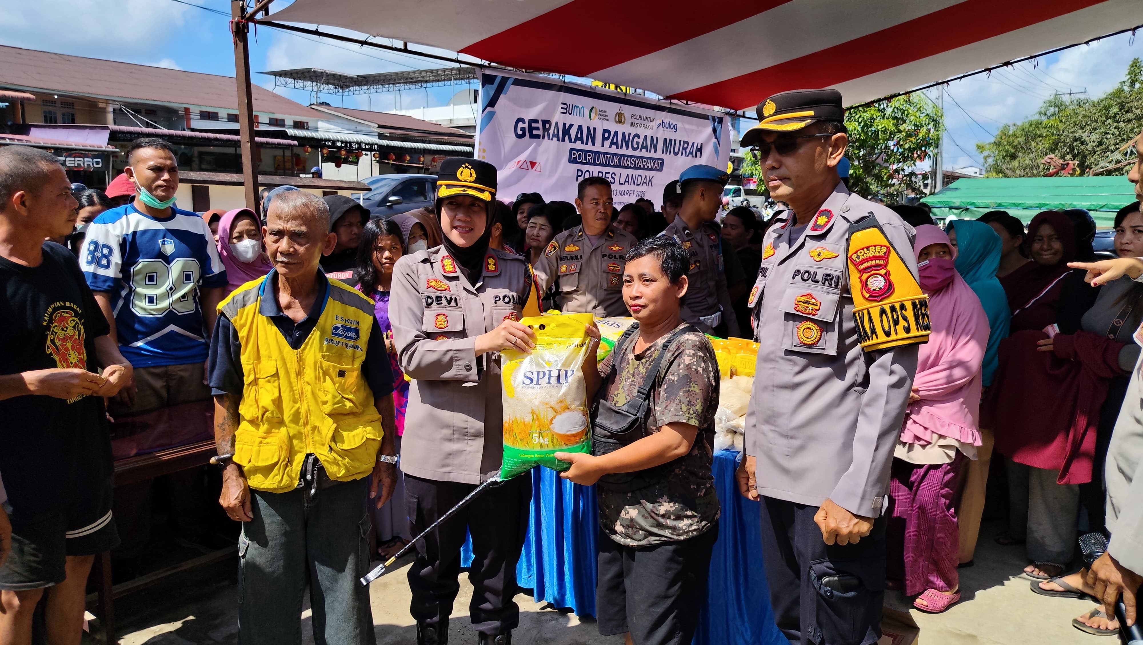 KEBUTUHAN: Polres Landak menggelar gerakan pangan murah yang menyediakan sembako di Mapolsek Ngabang pada Jumat (13/3).