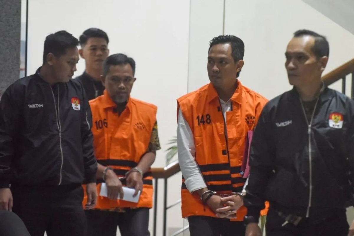 Bupati Cilacap Syamsul Auliya Rachman dan dan Sekda Kabupaten Cilacap Sadmoko Danardono mengenakan rompi tahanan KPK di Gedung Merah Putih KPK, Jakarta, Sabtu (14/3). 