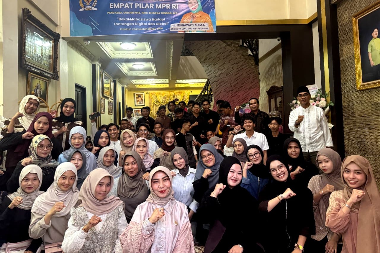 Anggota MPR RI Erlinawati menggelar buka bersama dengan mahasiswa.