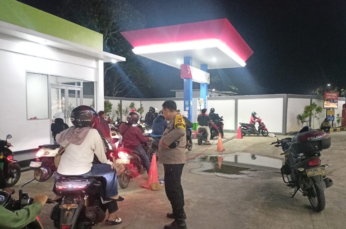 Personel Polres Kubu Raya menggelar patroli di sejumlah SPBU jelang puncak arus mudik.