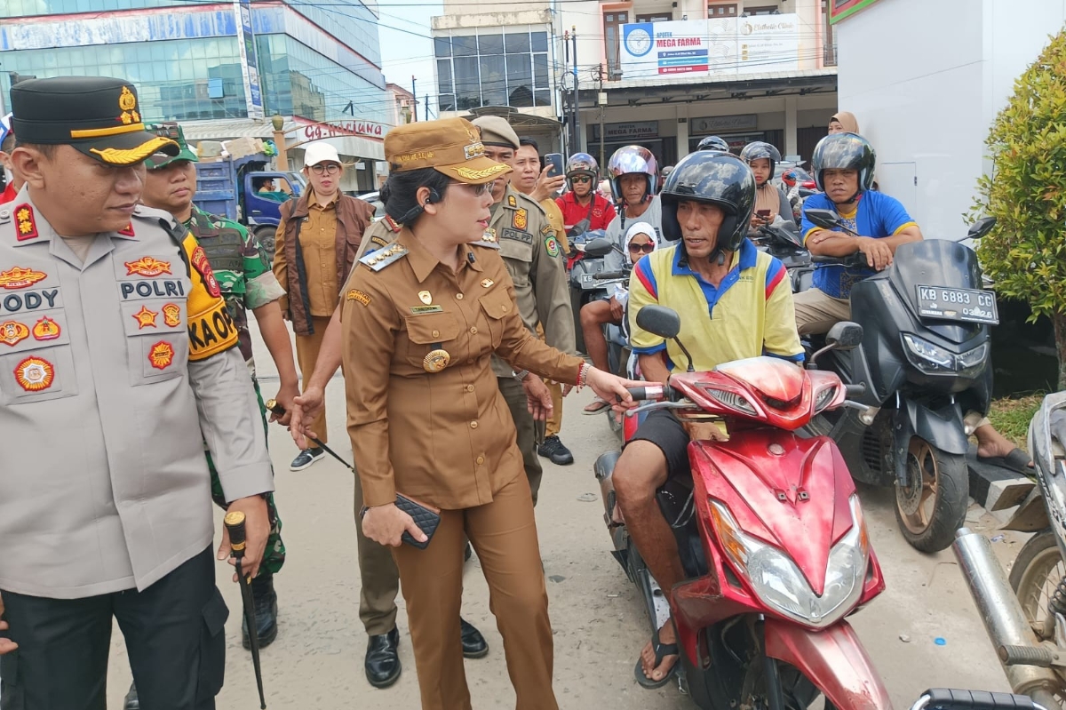 Wali Kota Singkawang Tjhai Chui Mie bersama Forkopimda Kota Singkawang memantau antrean kendaraan di SPBU jalan GM Situt Singkawang, Senin (16/3) siang.