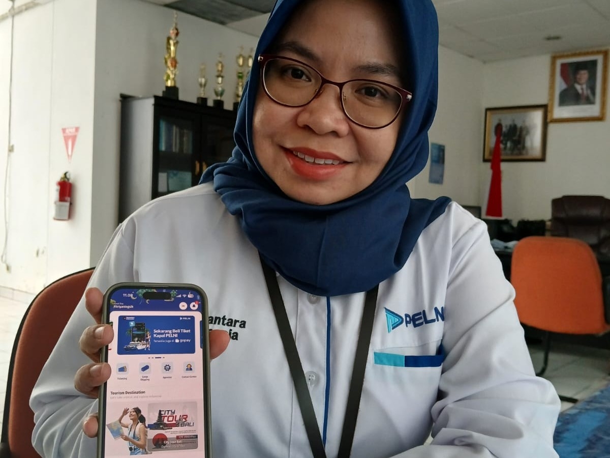 Kepala Cabang PT Pelayaran Nasional Indonesia Pontianak, Fitriyaningsih memperlihatkan tarif diskon yang diakses dari Pelni Mobile. 