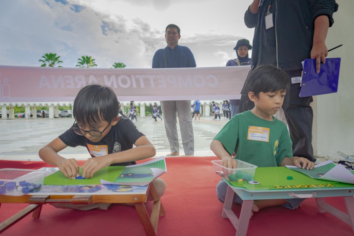 Para peserta yang mengikuti kompetisi robotik di area halaman Masjid Raya Mujahiddin. 