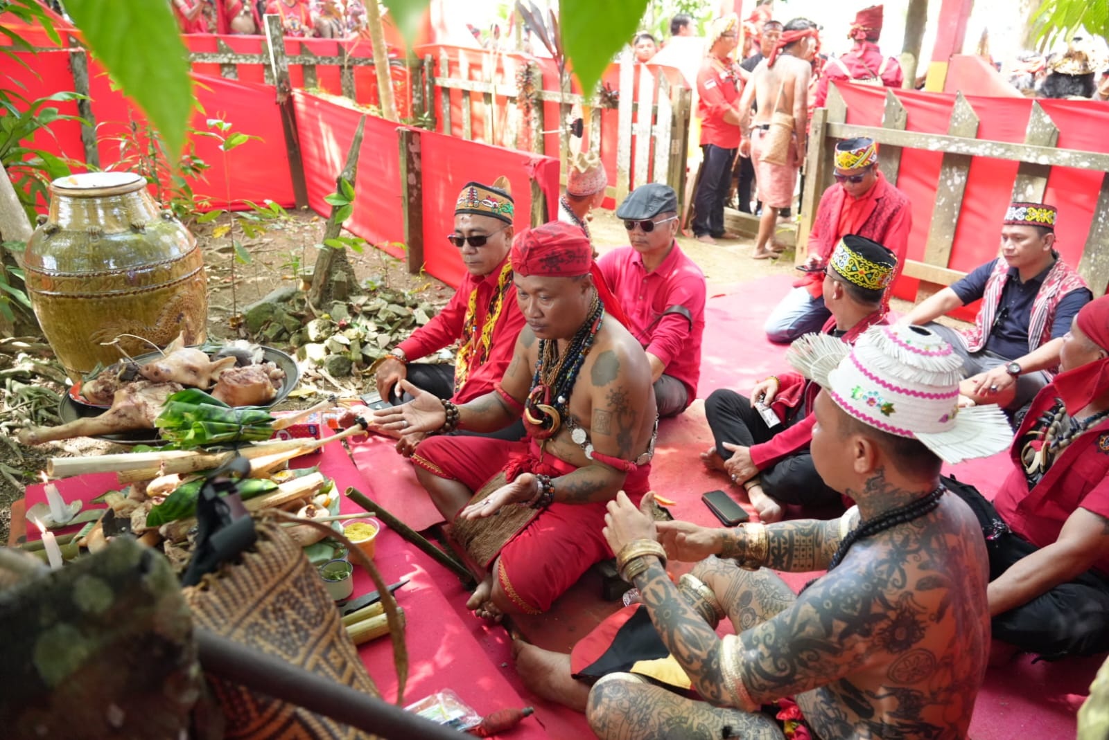 RITUAL ADAT: Wakil Gubernur, Krisantus Kurniawan, secara resmi menyandang gelar Patih Nagari setelah melalui ritual adat pencalegan di makam keramat Patih Patinggi. 