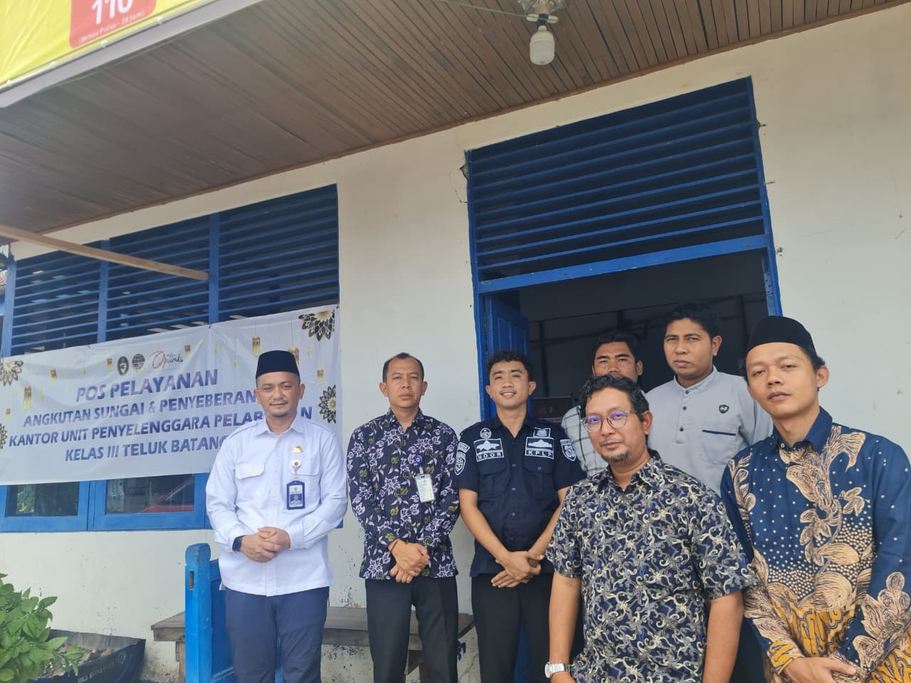 PANTAU: Jajaran UPP Kelas III Teluk Batang saat melakukan pemantauan aktivitas penumpang di Pelabuhan Teluk Batang. 