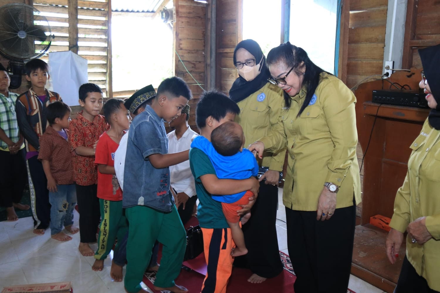 BAKTI SOSIAL: Ketua Bidang I TP PKK Provinsi Kalbar, Donata Krisantus bersama anggota saat kegiatan bakti sosial di Panti Asuhan Amal Jariah, Yayasan Fathu Minal Fityan, Jalan Skonder C, Kecamatan Ras