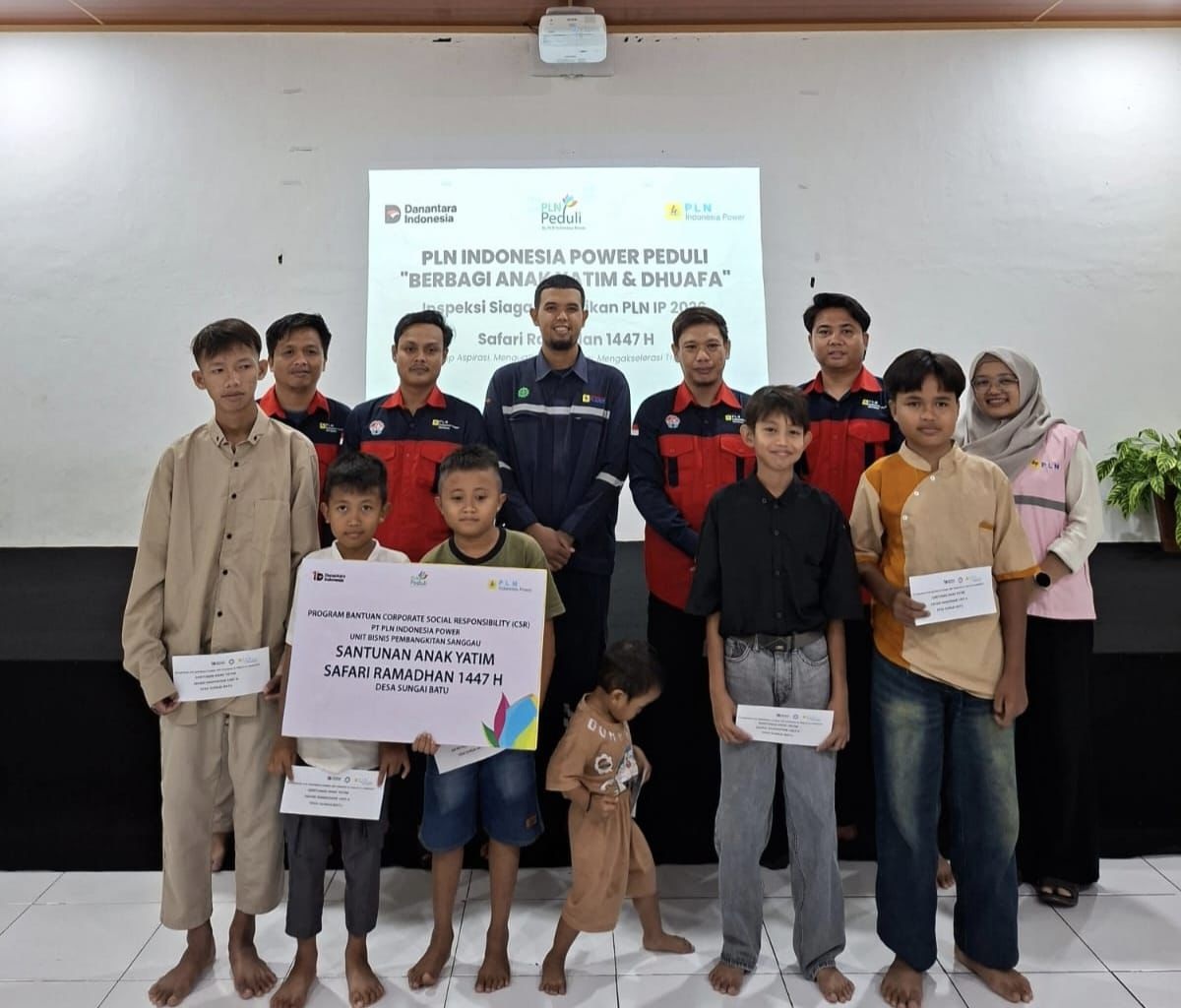 BERBAGI: Jajaran PLN IP UBP Sanggau beserta PIKK bersama sejumlah anak yatim penerima santunan.