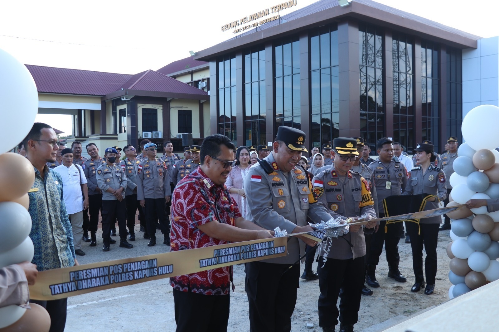 PERESMIAN: Kapolres Kapuas Hulu, AKBP Roberto Aprianto Uda, menggunting pita sebagai tanda peresmian Pos Penjagaan "Tatha Daraka" di Mapolres Kapuas Hulu, Jumat (13/3). 