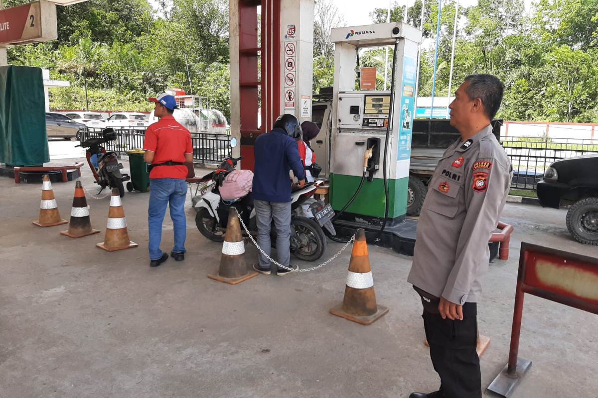 Polsek Mandor memantau SPBU jelang idulfitri.