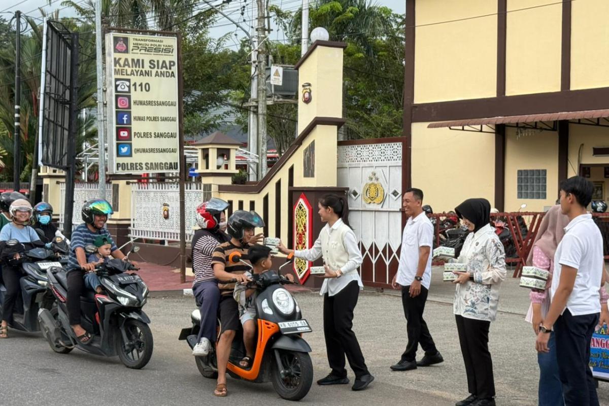 Sat Reskrim Polres Sanggau membagikan takjil kepada masyarakat. 