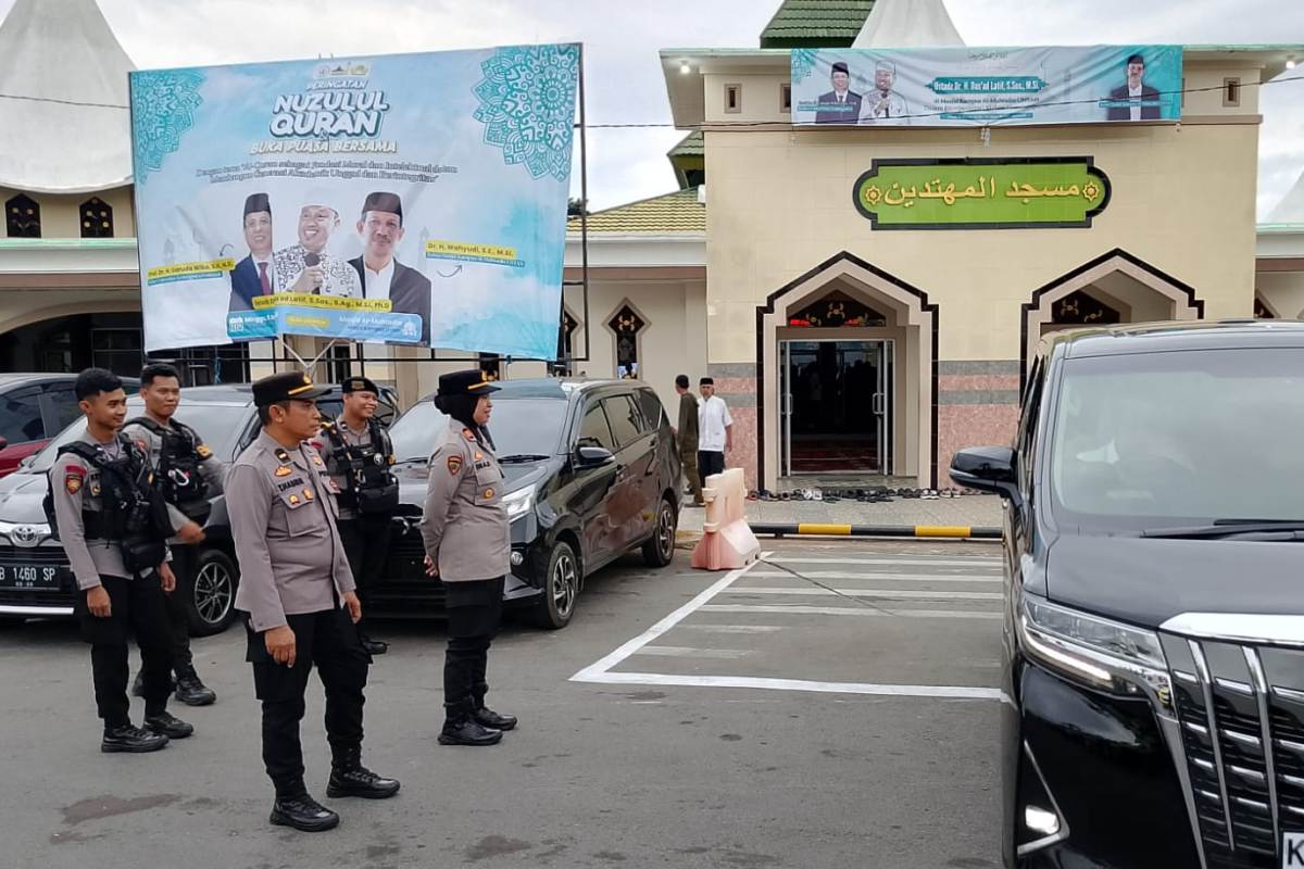 Kapolsek Pontianak Selatan AKP Inayatun Nurhasanah melakukan monitoring kegiatan buka bersama di Masjid Muhtadin Untan. 