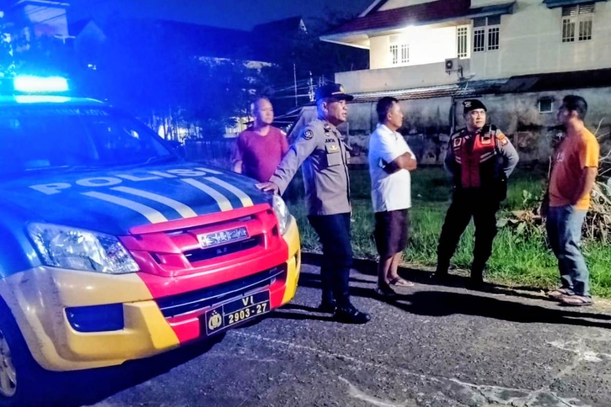 Personel Polsek Pontianak Kota merespon laporan warga adanya pria yang meresahkan. 