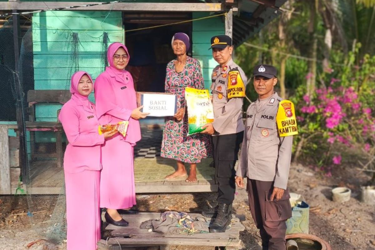 Polsek Pulau Maya Polres Kayong Utara menggelar bansos kepada masyarakat yang memerlukan. 