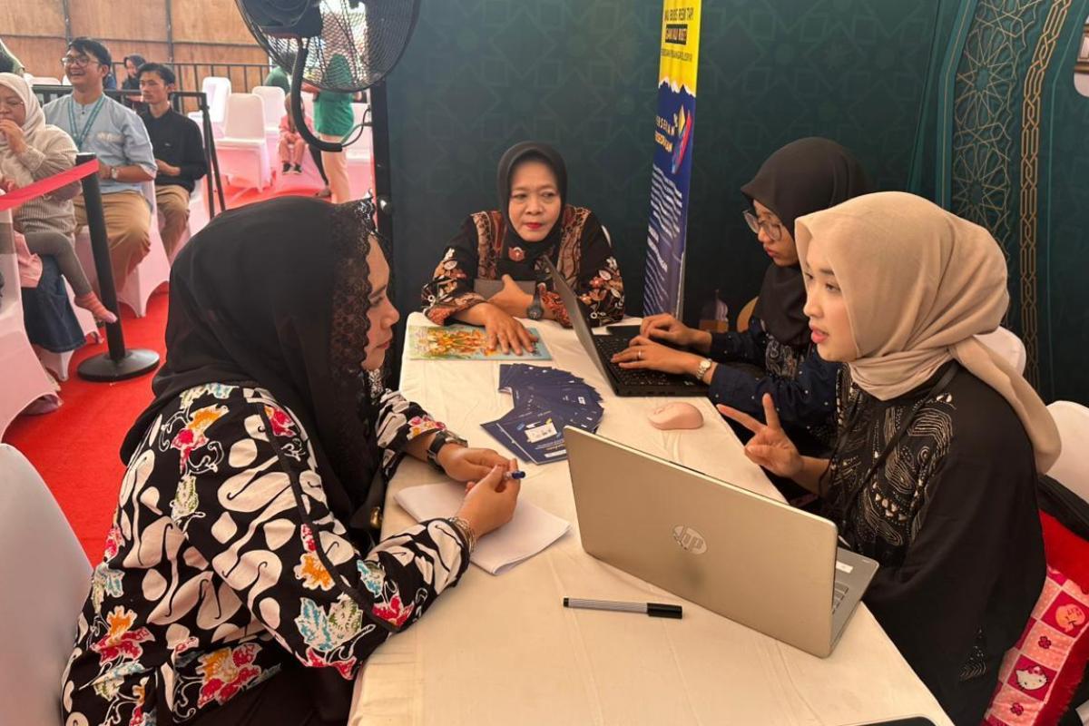 Kanwil Kemenkum Kalbar buka booth layanan KI dan AHU di Serambi 2026 Pontianak, masyarakat konsultasi pendaftaran merek dan layanan hukum.