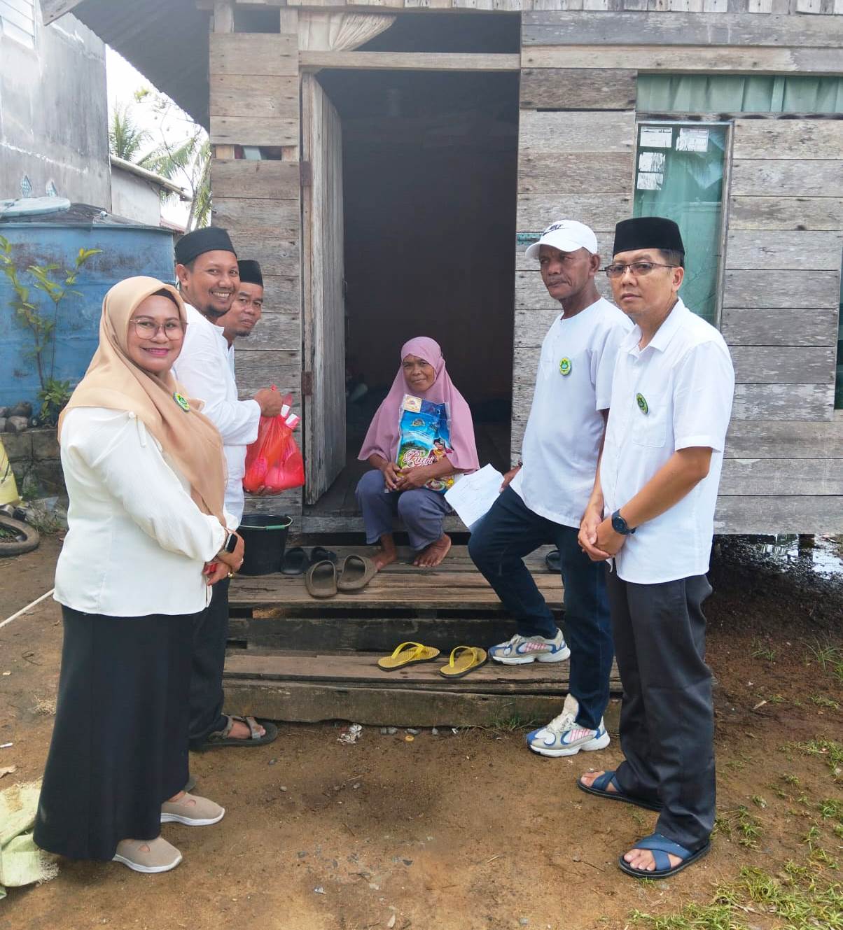 PAKET RAMADAN: Pengurus DPD MABM Mempawah saat membagikan paket ramadan di masyarakat