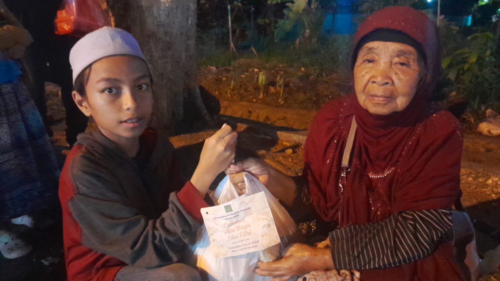 BERBAGI: Pelajar SD Mujahidin Pontianak belanja sembako untuk diberikan pada masyarakat membutuhkan dan duafa.