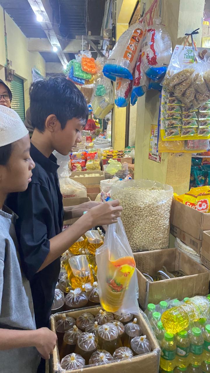 BERBAGI: Pelajar SD Mujahidin Pontianak belanja sembako untuk diberikan pada masyarakat membutuhkan dan duafa.