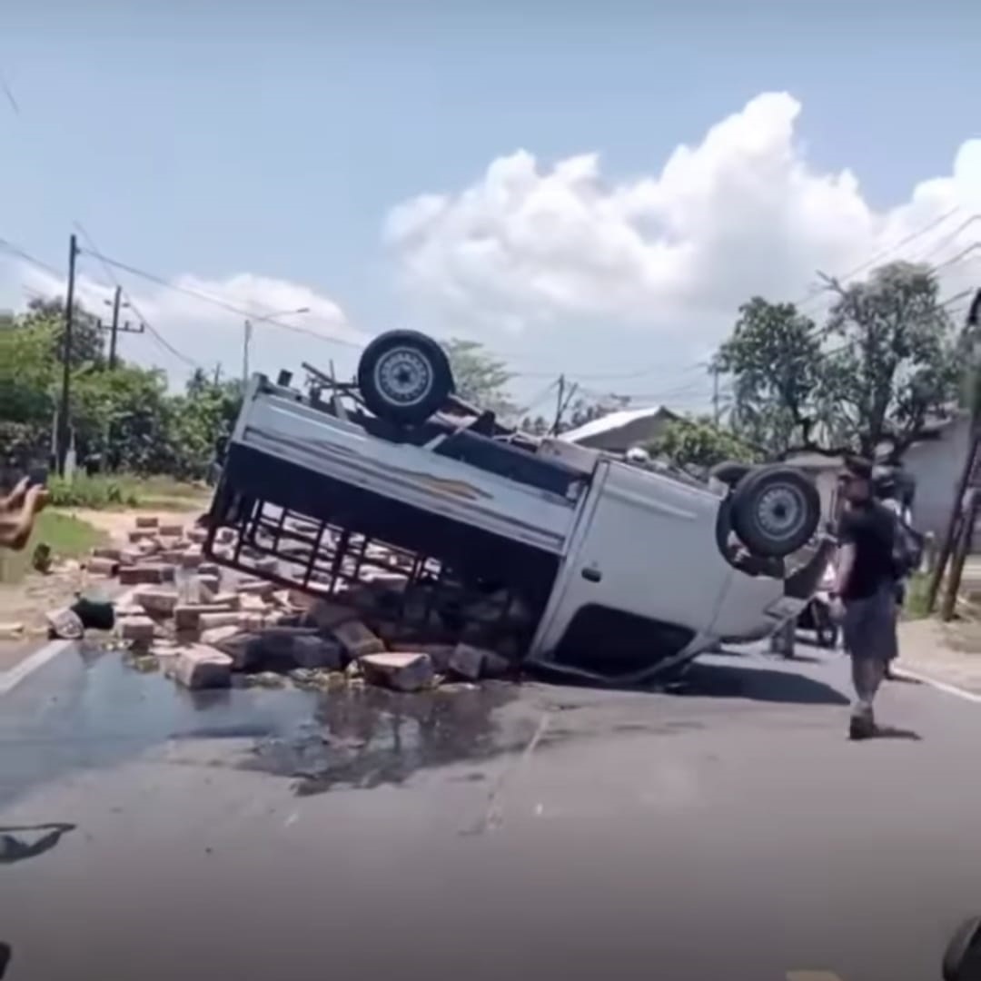 KECELAKAAN: Mobil pikap bermuatan minyak goreng mengalami kecelakaan di Jalan Raya Desa Sungai Batang.