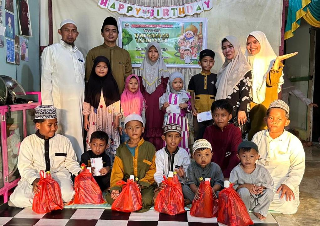 BERSAMA: foto bersama pengurus GSB dan anak penerima santunan.