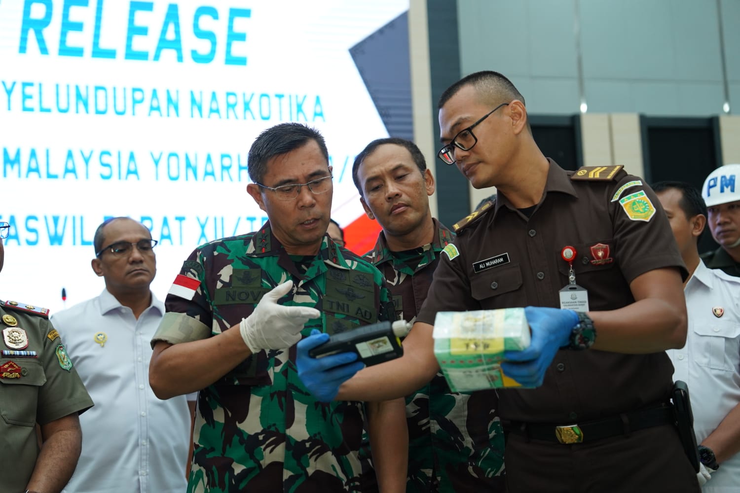 Pangdam XII/Tanjungpura Mayjen TNI Novi Rubadi Sugito menunjukkan barang bukti sabu seberat 55,297 kilogram hasil penggagalan penyelundupan di perbatasan Sambas.