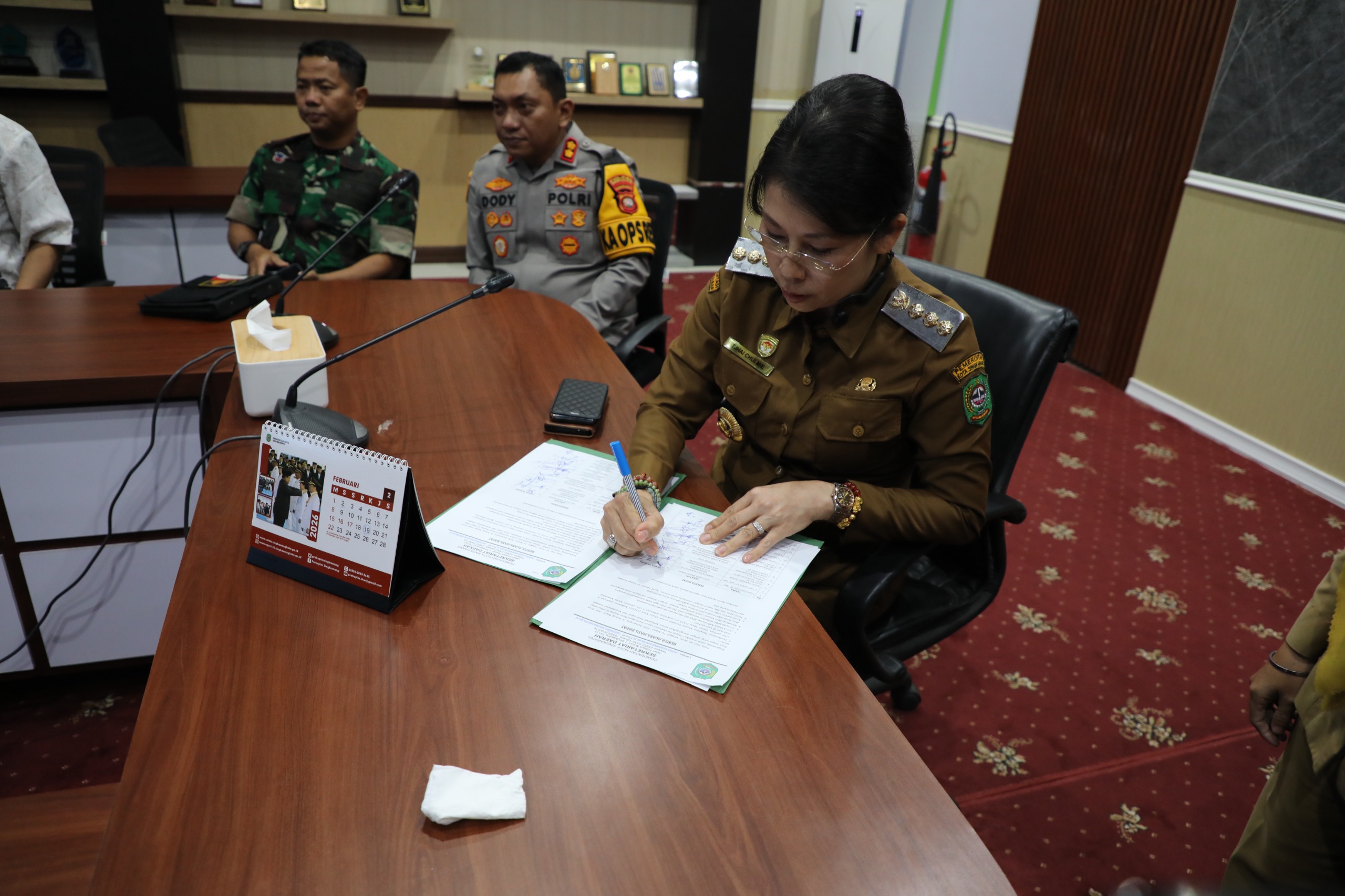 Wali Kota Singkawang Tjhai Chui Mie memimpin rapat koordinasi penanganan panic buying BBM bersama Forkopimda, Pertamina, dan pengelola SPBU.