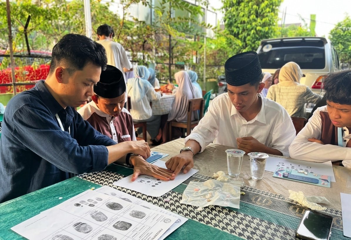 DISABILITAS: Suasana keakraban relawan Gen Z Pontianak bersama anak-anak disabilitas netra saat membuat papan nama kamar menggunakan huruf braille. 