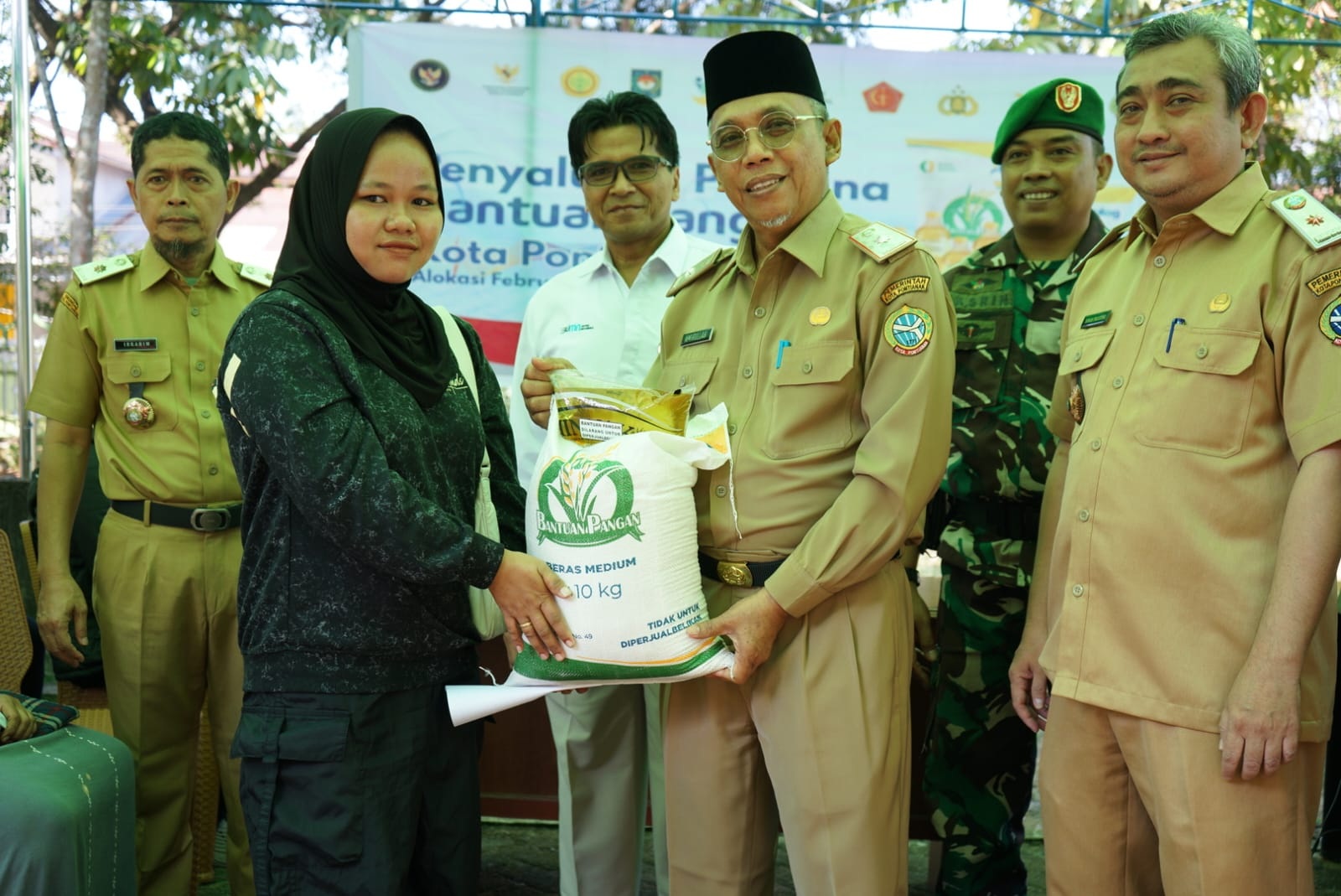 BANTUAN: Sekda Kota Pontianak Amirullah menyerahkan bantuan pangan berupa beras dan minyak goreng kepada warga di Kelurahan Bangka Belitung Darat, Pontianak Tenggara, Senin (16/3). 