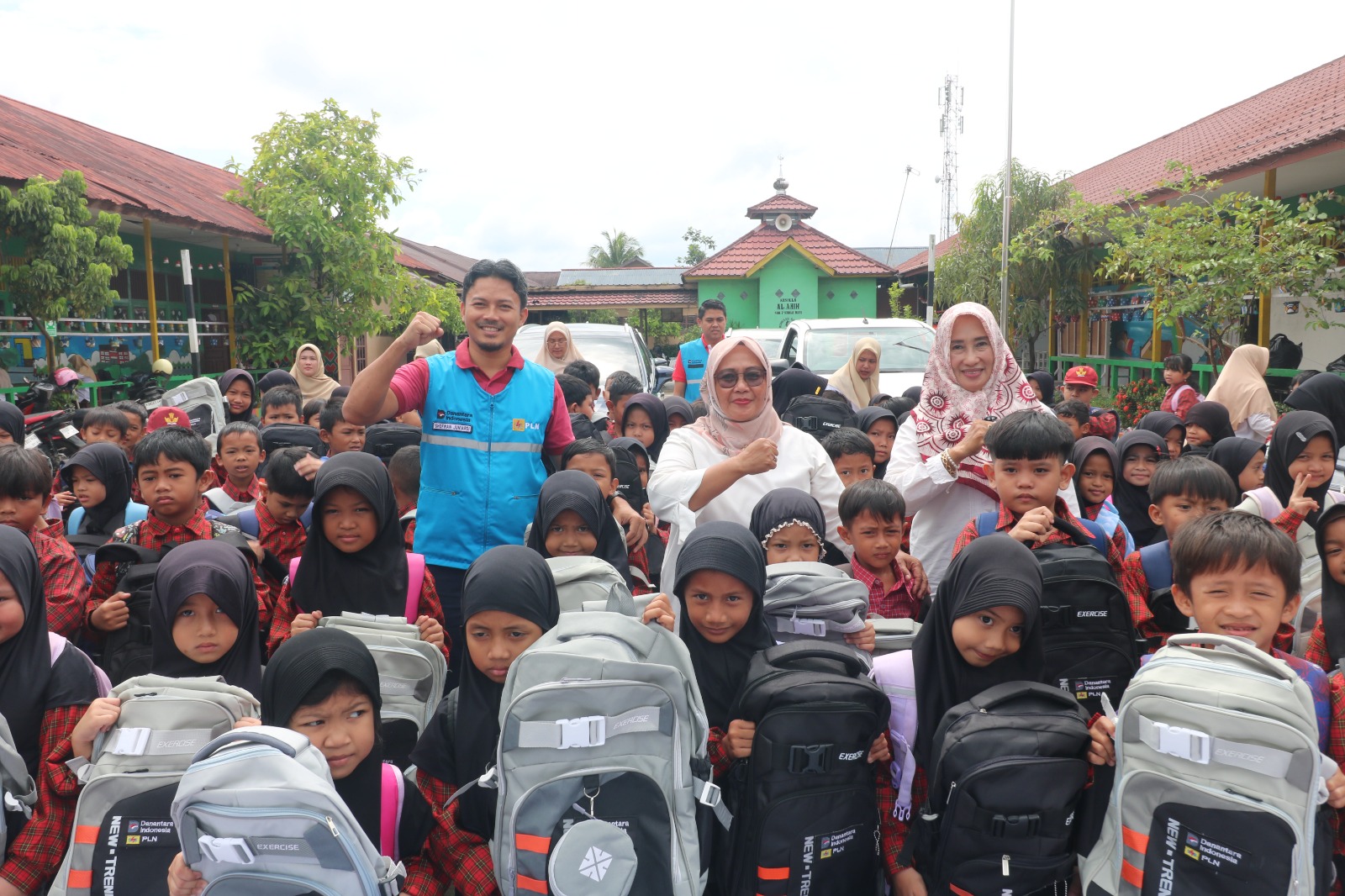 Manager PLN UP3 Pontianak, bersama Kepala Sekolah SDN 07 Sungai Raya berfoto bersama para siswa-siswi penerima paket perlengkapan sekolah.