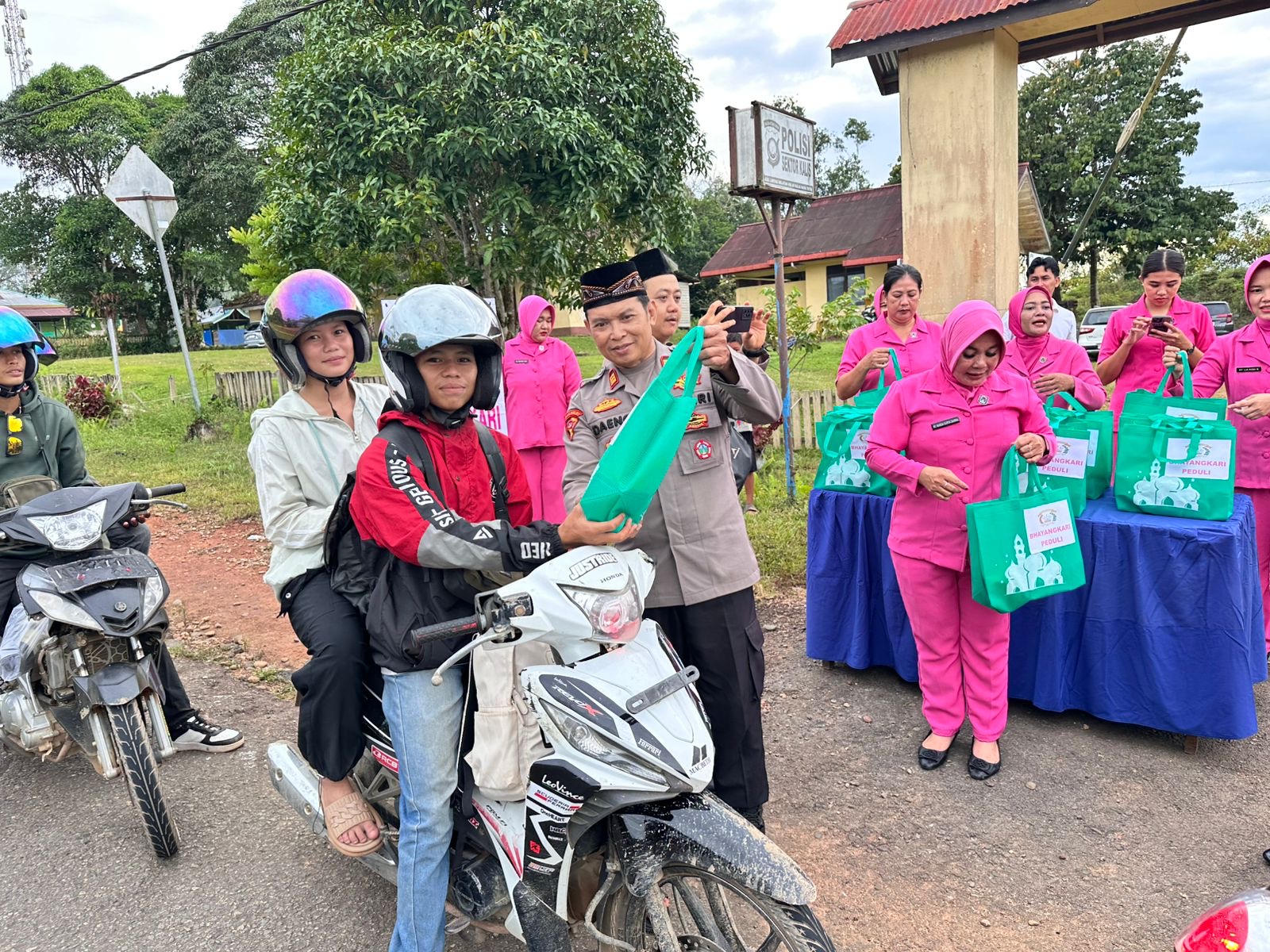 Pererat silaturahmi dengan masyarakat, Polsek Kalis dan Bhayangkari Ranting Kalis membagikan puluhan paket takjil kepada warga yang melintas di Jalan Lintas Selatan.