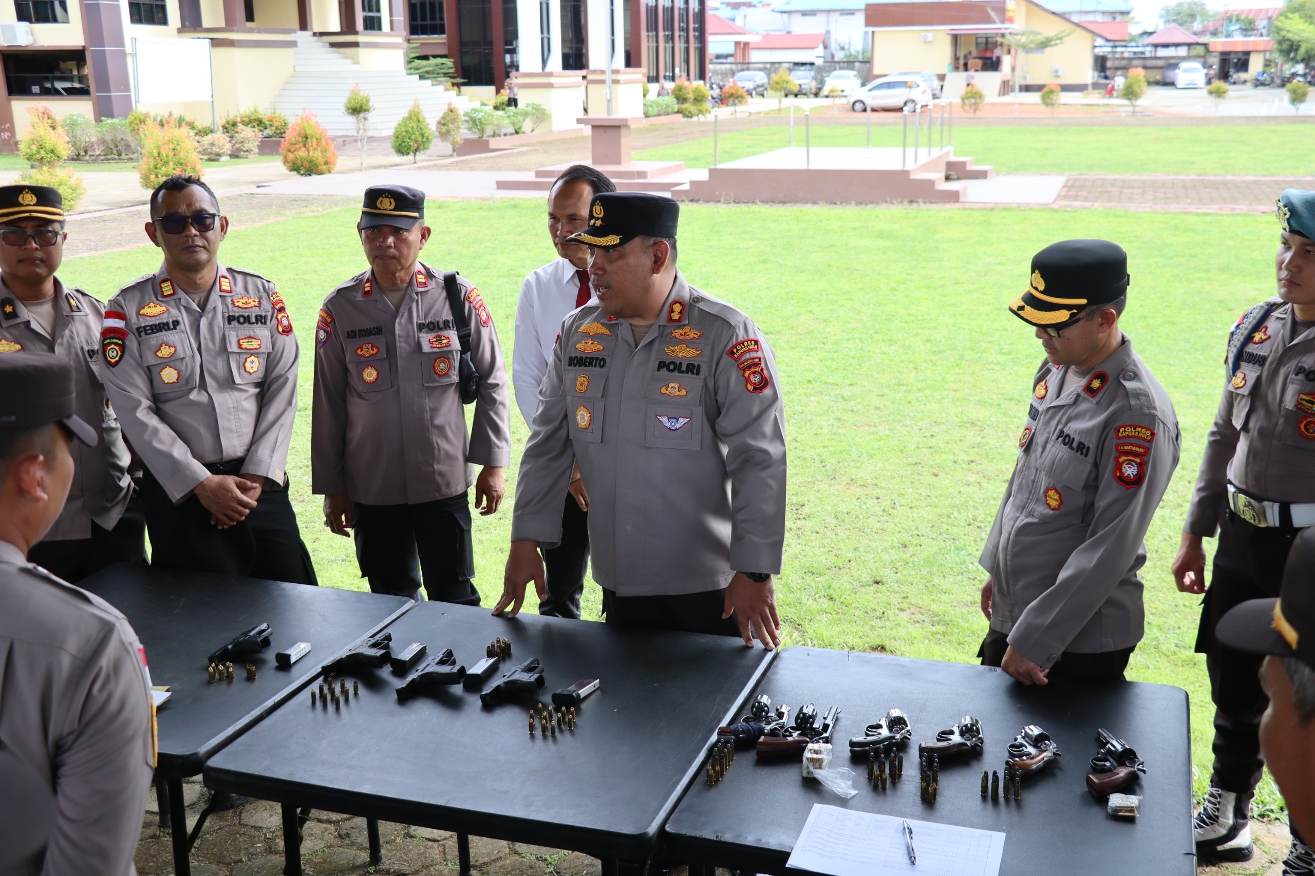 Kapolres Kapuas Hulu, AKBP Roberto Aprianto Uda, memimpin langsung pengecekan berkala senjata api dinas dan amunisi personel untuk memastikan kedisiplinan serta mencegah penyalahgunaan senpi organik 