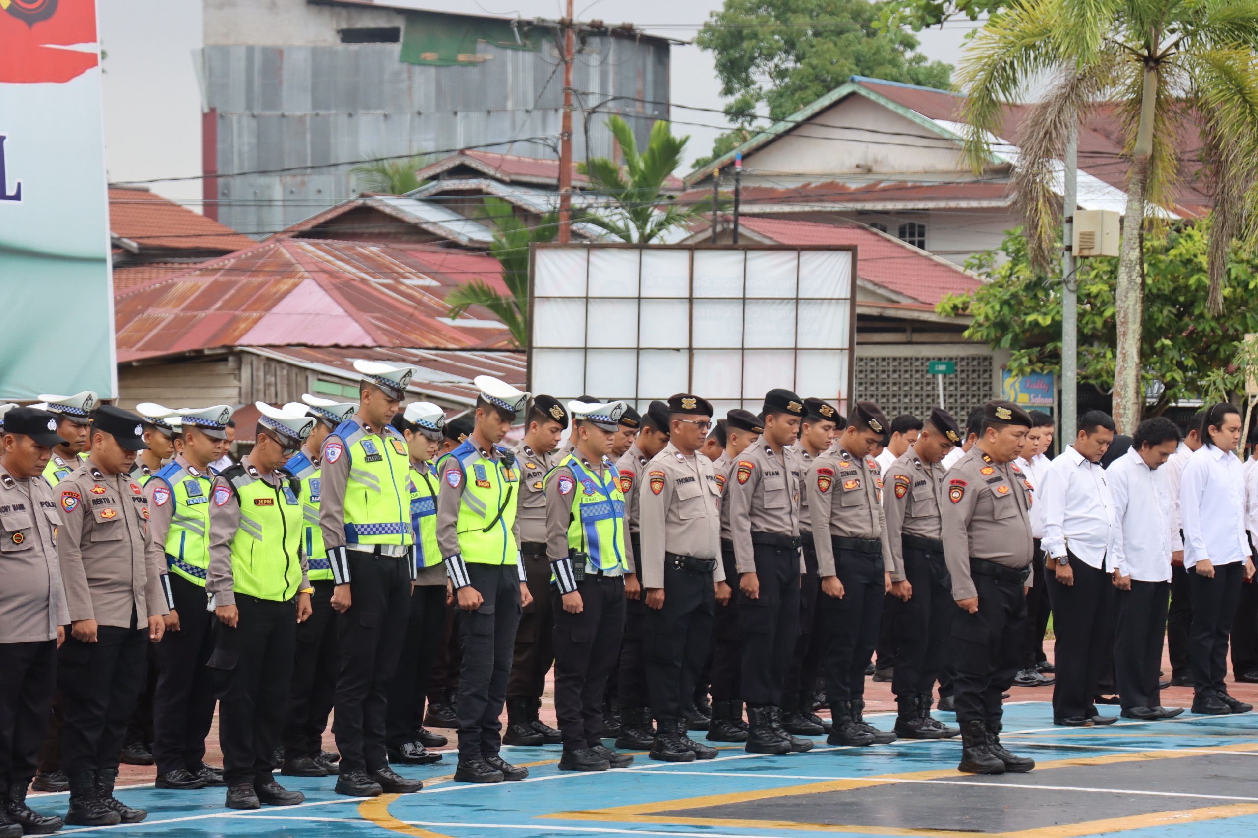 Personel Polres Melawi mengikuti apel pagi sebagai bentuk disiplin dan komitmen dalam pelaksanaan tugas.