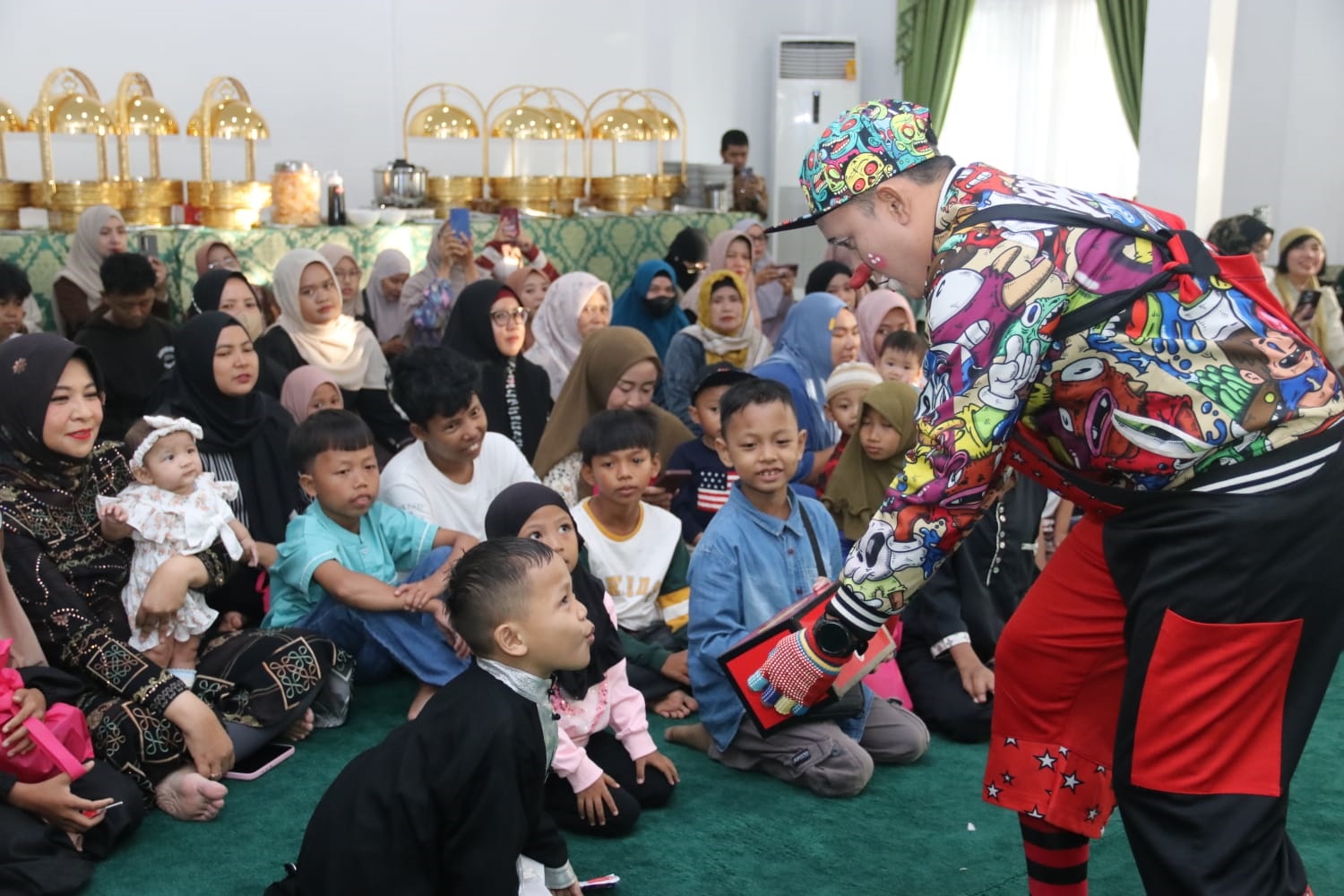 HIBURAN BERBUKA: Anak-anak yang hadir dalam buka puasa bersama di rumah Sekda kalbar dihibur dengan atraksi sulap.