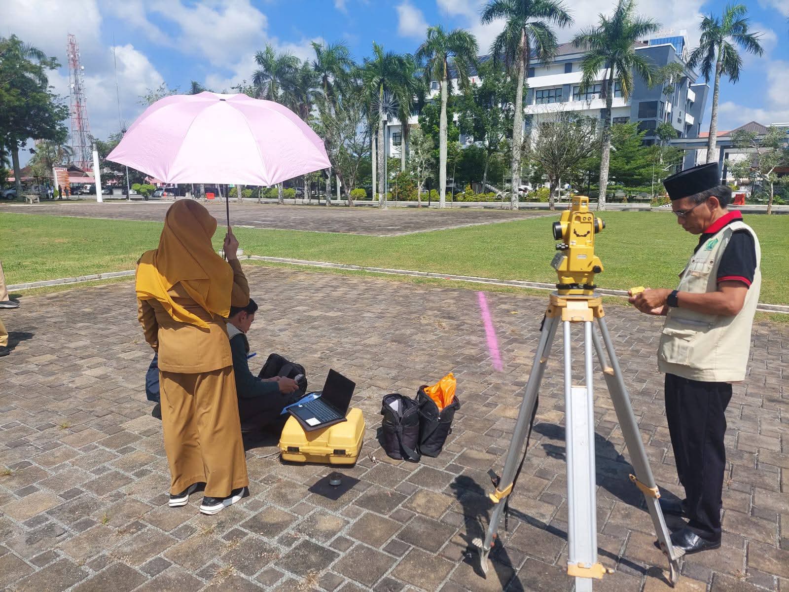 KALIBRASI: Tim Hisab Rukyat Kemenag Kalbar melakukan kalibrasi arah kiblat di halaman Kantor Gubernur Kalimantan Barat, Senin (16/3/2026).