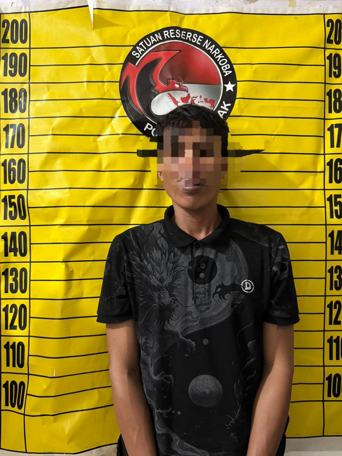 TERSANGKA: Polisi mengamankan tersangka S dan barang bukti narkoba siap edar di Desa Darit, Kecamatan Menyuke, Kamis (12/3).