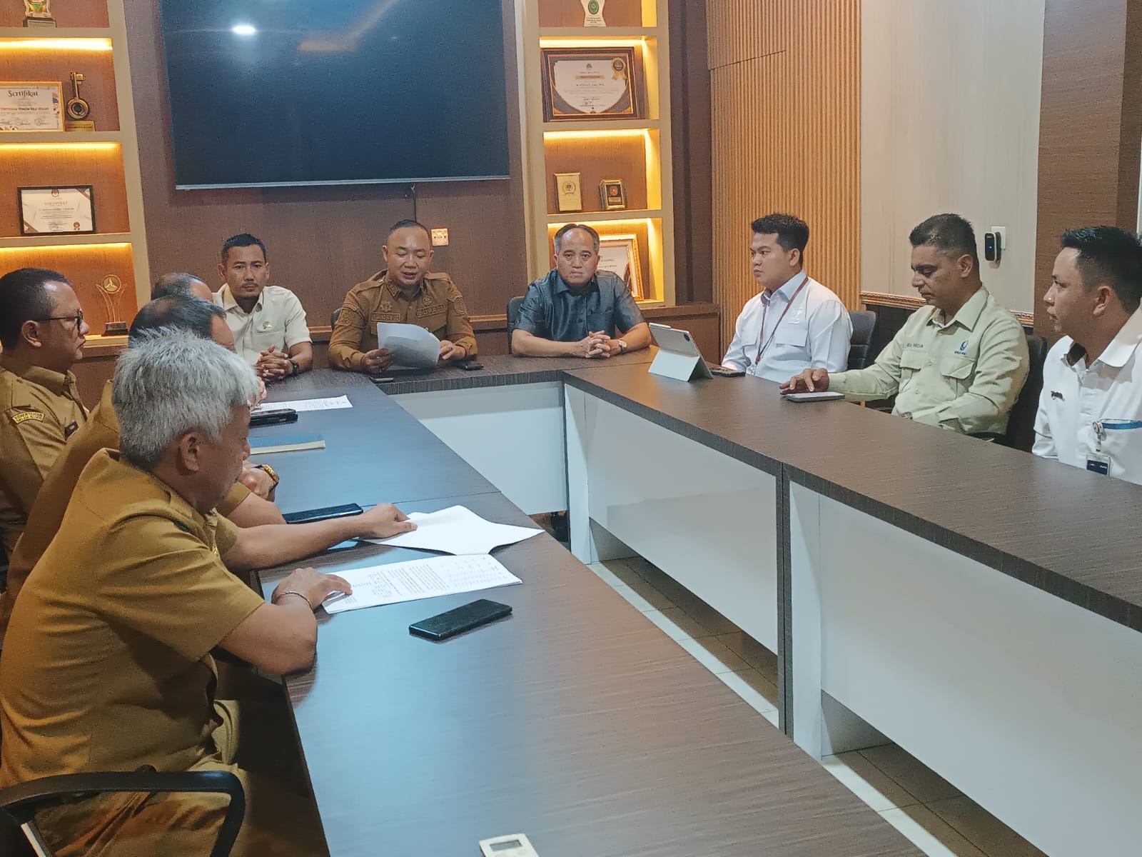 KOORDINASI : Bupati Ketapang, Alexander Wilyo, berkoordinasi dengan pihak terkait guna membahas ketersediaan BBM dan LPG di Gedung DPRD Ketapang, Senin (16/3).