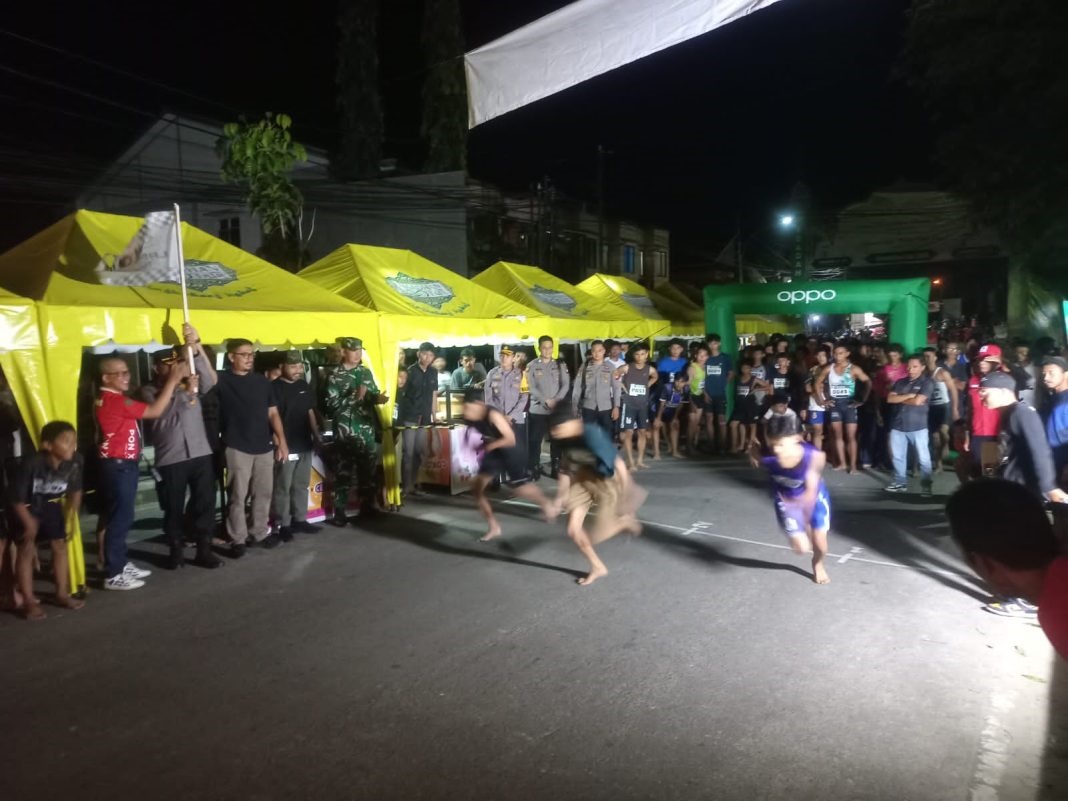 BECACAK: Para peserta berlomba menuju garis finish dalam ajang Lomba Becacak, Minggu (15/3) di Mess Daerah.