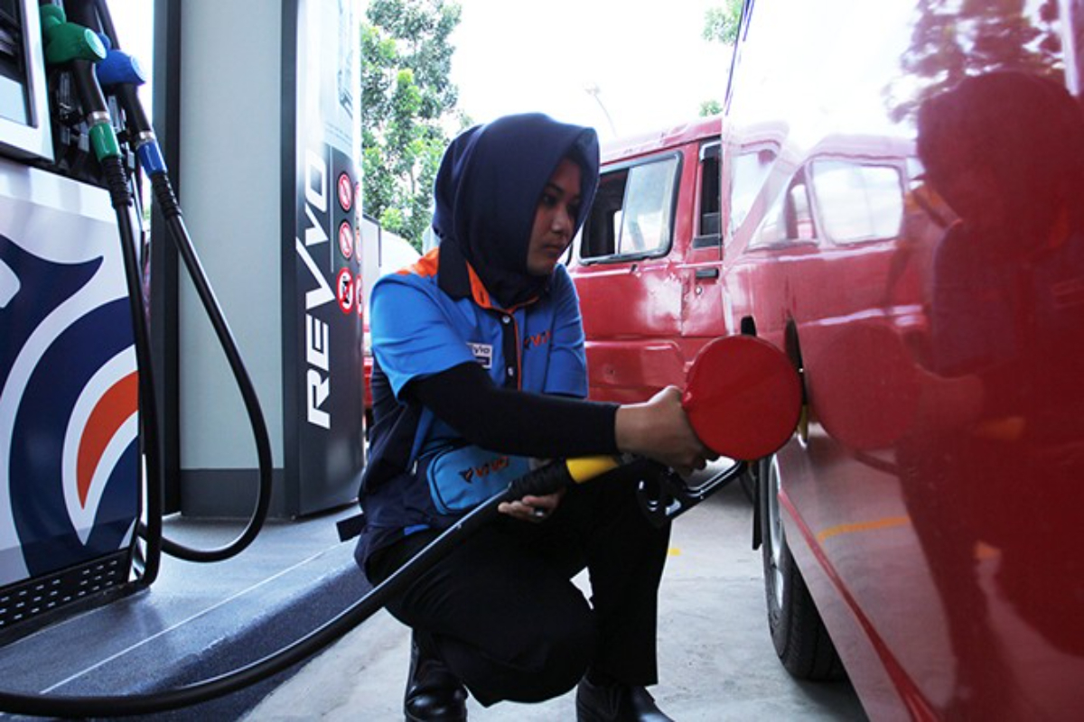 Petugas SPBU Vivo sedang mengisi BBM. 