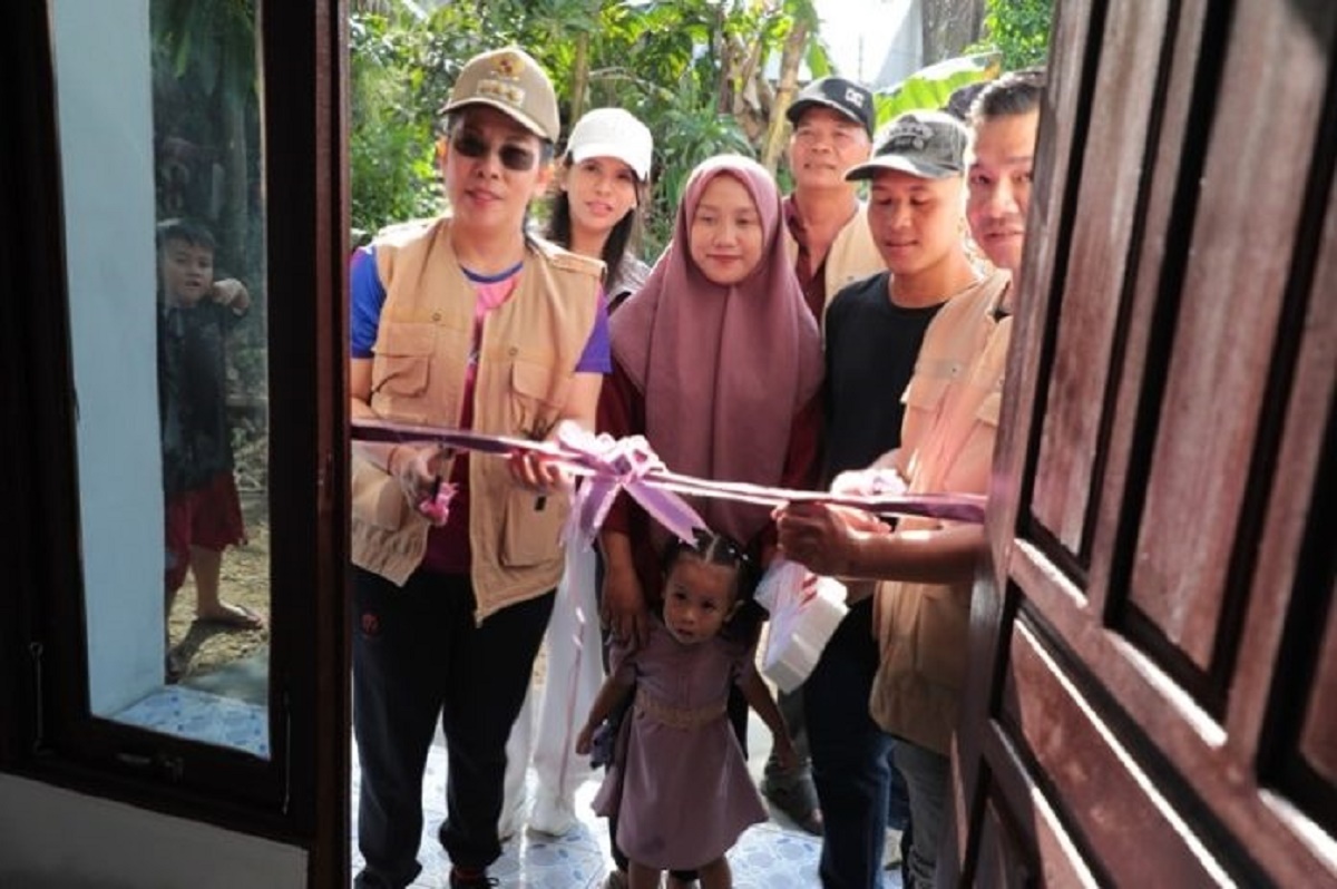 BEDAH RUMAH: Wali Kota Singkawang, Tjhai Chui Mie, meresmikan bantuan bedah rumah bagi warga di sejumlah lokasi di Kota Singkawang, Minggu (15/3). 