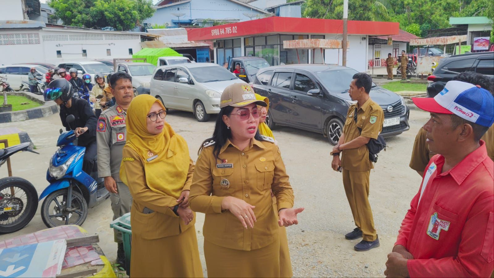 TINJAU: Wakil Bupati Sanggau, Susana Herpena saat meninjau SPBU di Kota Sanggau, Senin (16/3). Ia mengimbau warga agar tidak melakukan panic buying karena stok BBM aman.