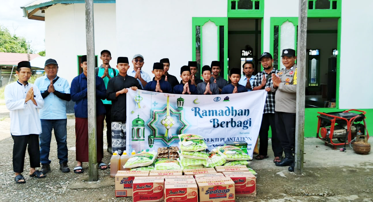 Foto bersama masyarakat yang menerima bantuan Program CSR Safari Ramadan dari Mukti Group di Melawi.
