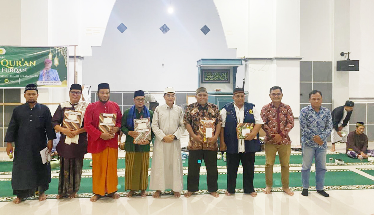 Mukti Group menyalurkan bantuan sembako untuk kebutuhan pangan para santri dan pengurus pondok, termasuk peci dan sarung.