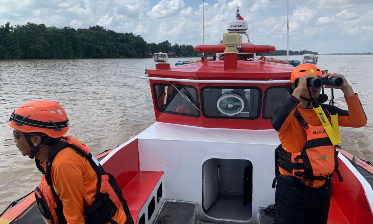 Tim SAR gabungan mencari korban Kapal MV JH 07 terbalik di Sungai Kapuas, Desa Sansat, Kecamatan Toba Kabupaten Sanggau pada Senin (16/3). 