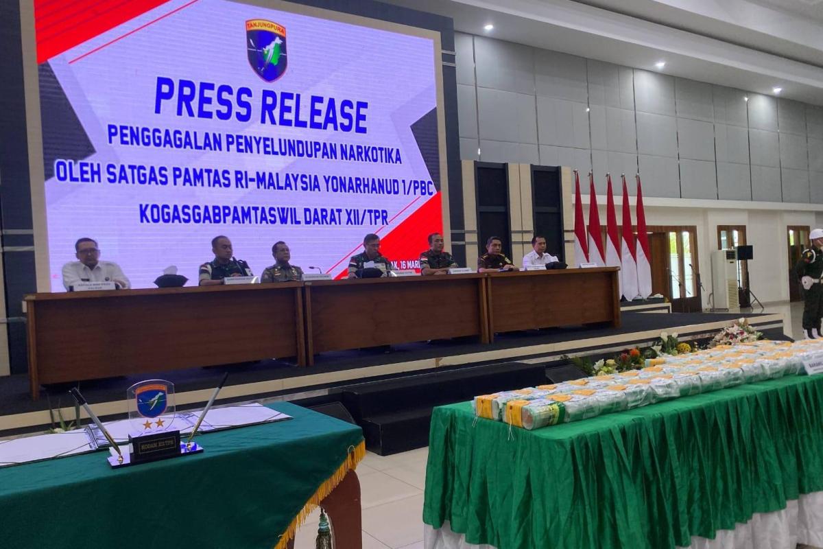 Press release penggagalan penyelundupan narkoba di Aula Sudirman Makodam XII/Tanjungpura, Senin (16/3).