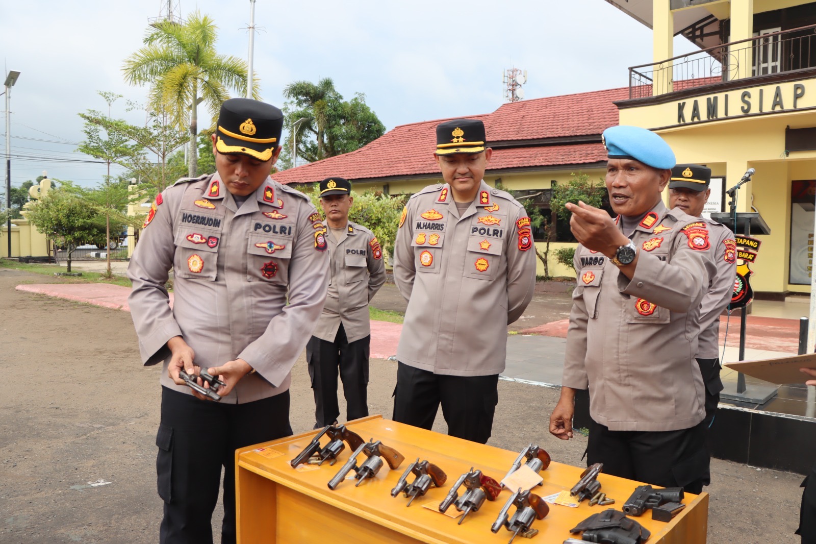 Sipropam Polres Ketapang saat lakukan pemeriksaan Senpi Dinas