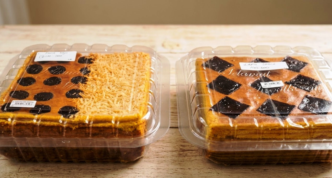 TRADISI: Ilustrasi kue lapis di dapur warga Sambas menjelang Idulfitri. Kue ini wajib ada di setiap rumah demi menghadirkan kehangatan tradisi dan kebersamaan keluarga.