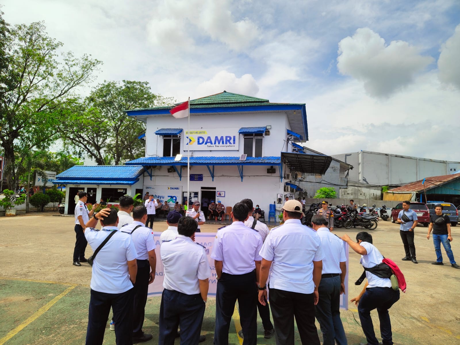 Kegiatan aksi penyampaian pendapat di muka umum yang dilakukan oleh Dewan Pimpinan Cabang Serikat Karyawan DAMRI (SKARDA) Pontianak, Senin (9/3)