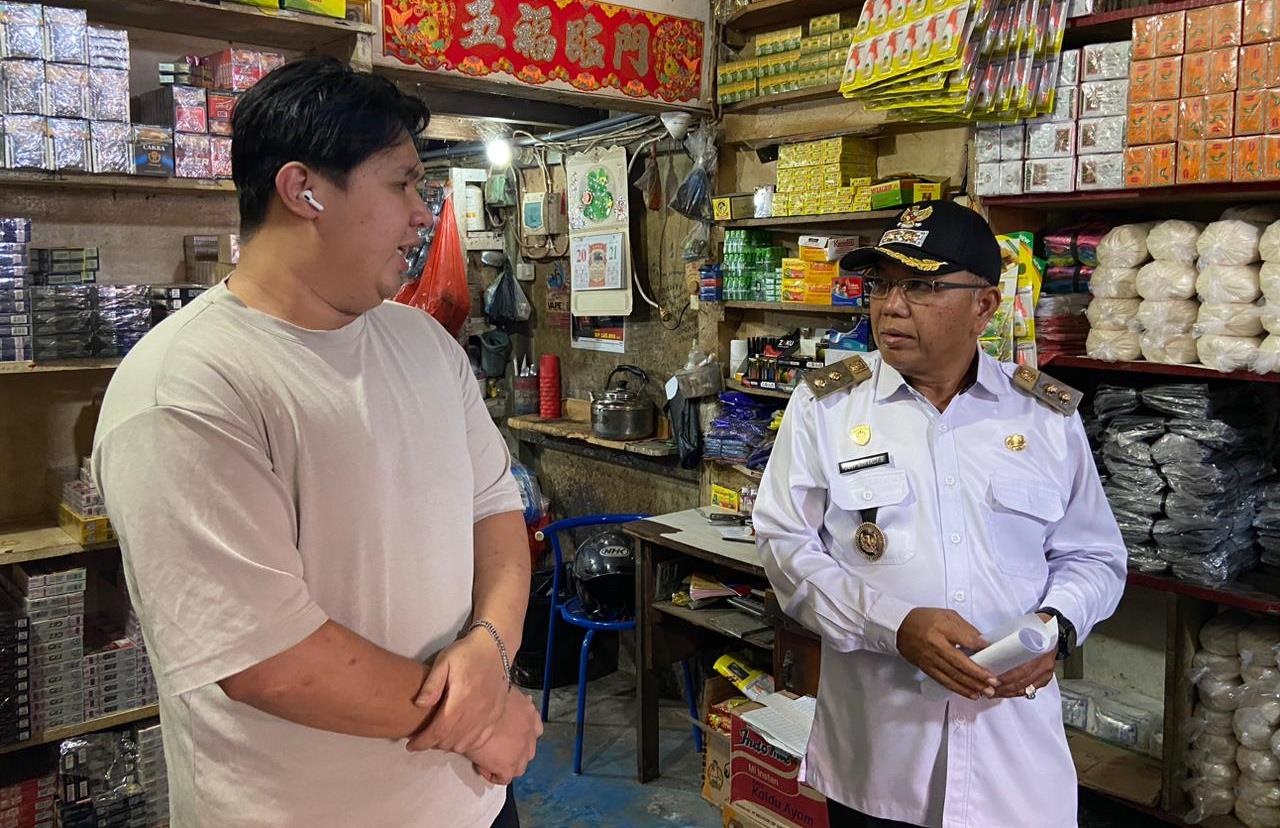 SIDAK: Wabup Juli Suryadi dan jajaran pejabat Forkopimda saat melakukan sidak menjelang Idul Fitri 1447 H di Pasar Mempawah.