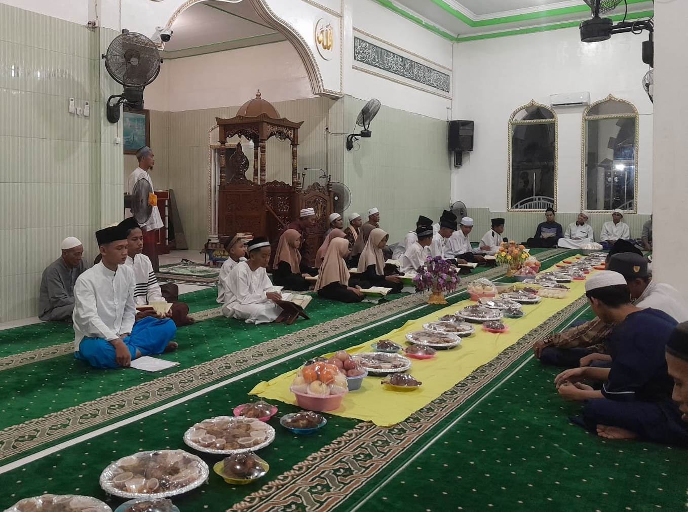 KHIDMAT: Suasana acara Khatamul Quran Aakbar di Masjid Baburrahman berlangsung khidmat.