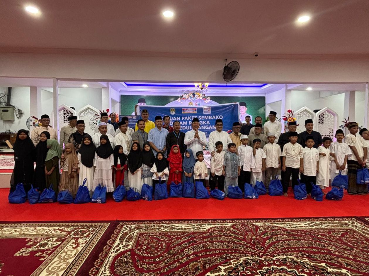 FOTO BERSAMA: Bupati Ketapang, Alexander Wilyo dan Deputy Branch Manager Indomaret, Muhammad Fajar Fahrudin didampingi OPD dan Forkopimda Ketapang serta anak yatim piatu dan masyarakat kurang mampu 